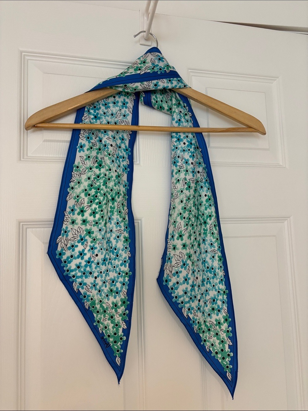 Vintage VERA NEUMANN silk scarf pointed ends blue green white floral 6.5” x 65” - Picture 4 of 8